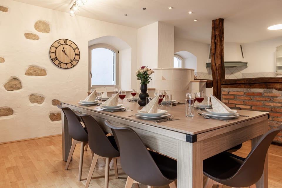 Kitchen or kitchenette, Seating area, Dining area