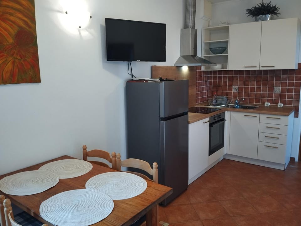 Communal lounge/ TV room, TV and multimedia, Kitchen or kitchenette, Dining area, oven, stove