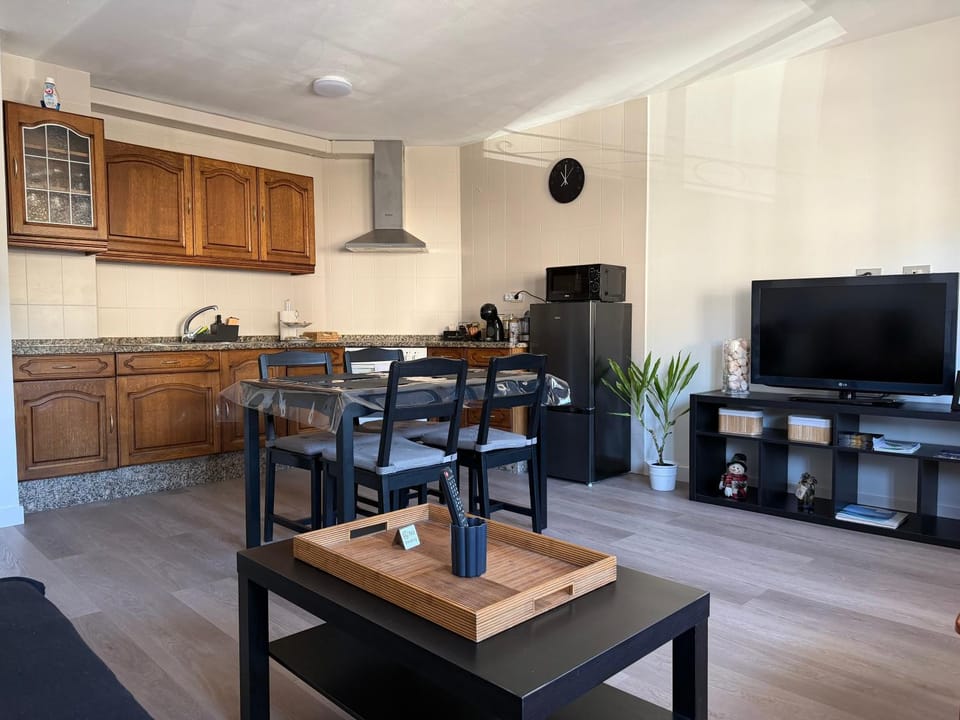 Communal lounge/ TV room, Kitchen or kitchenette, Living room, Dining area, stove