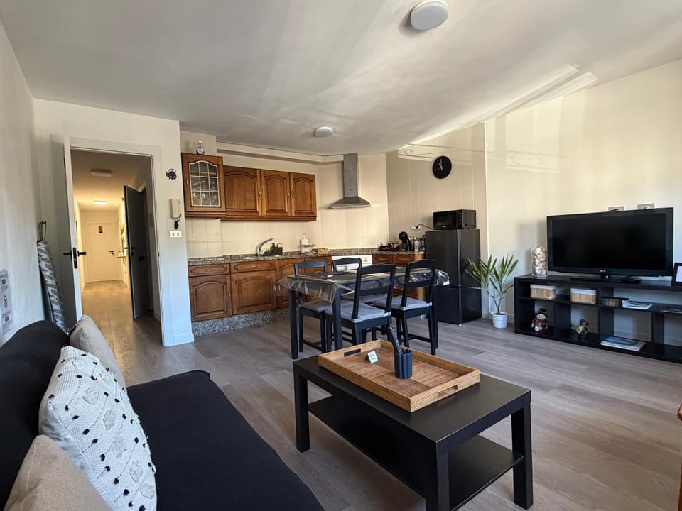 Communal lounge/ TV room, Kitchen or kitchenette, Living room, Dining area, oven, stove