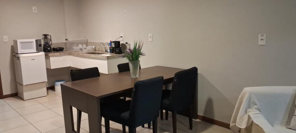 Kitchen or kitchenette, Dining area, minibar