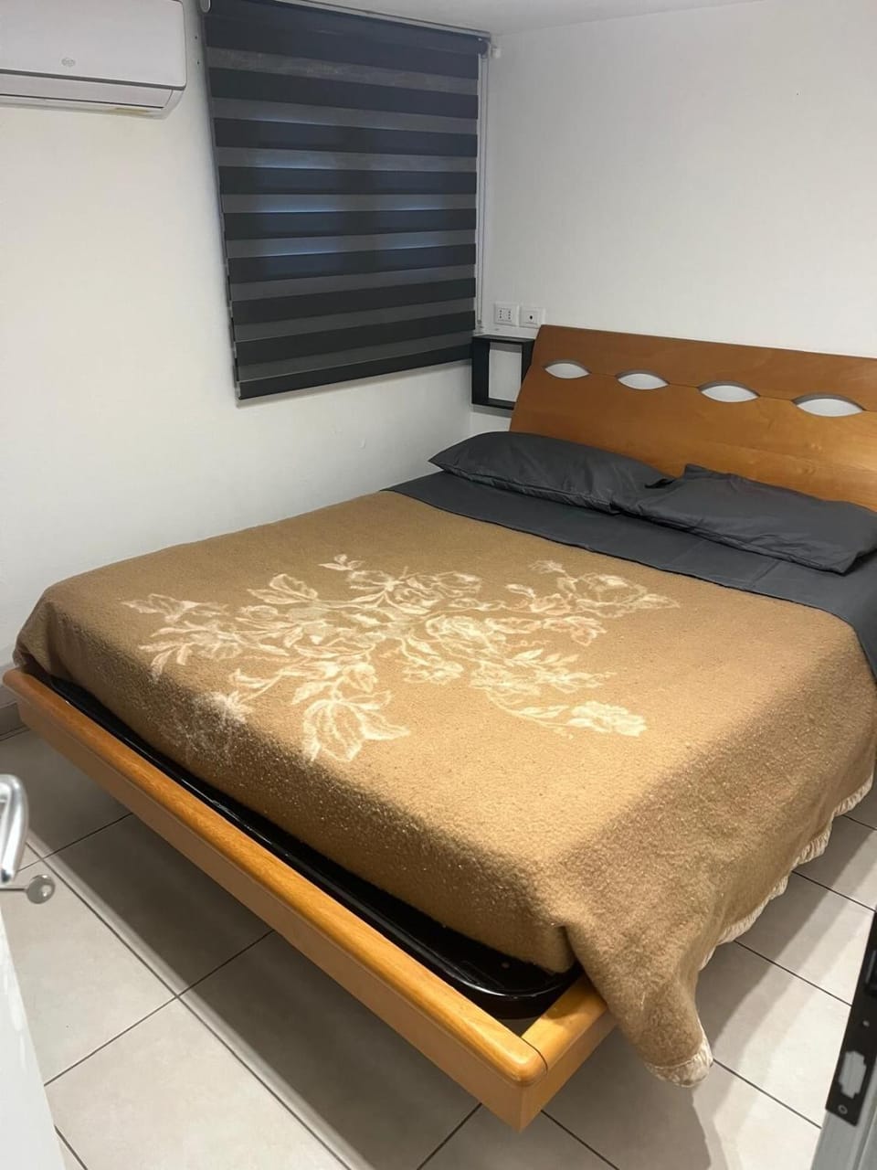 Bed, Photo of the whole room, Bedroom, air conditioner