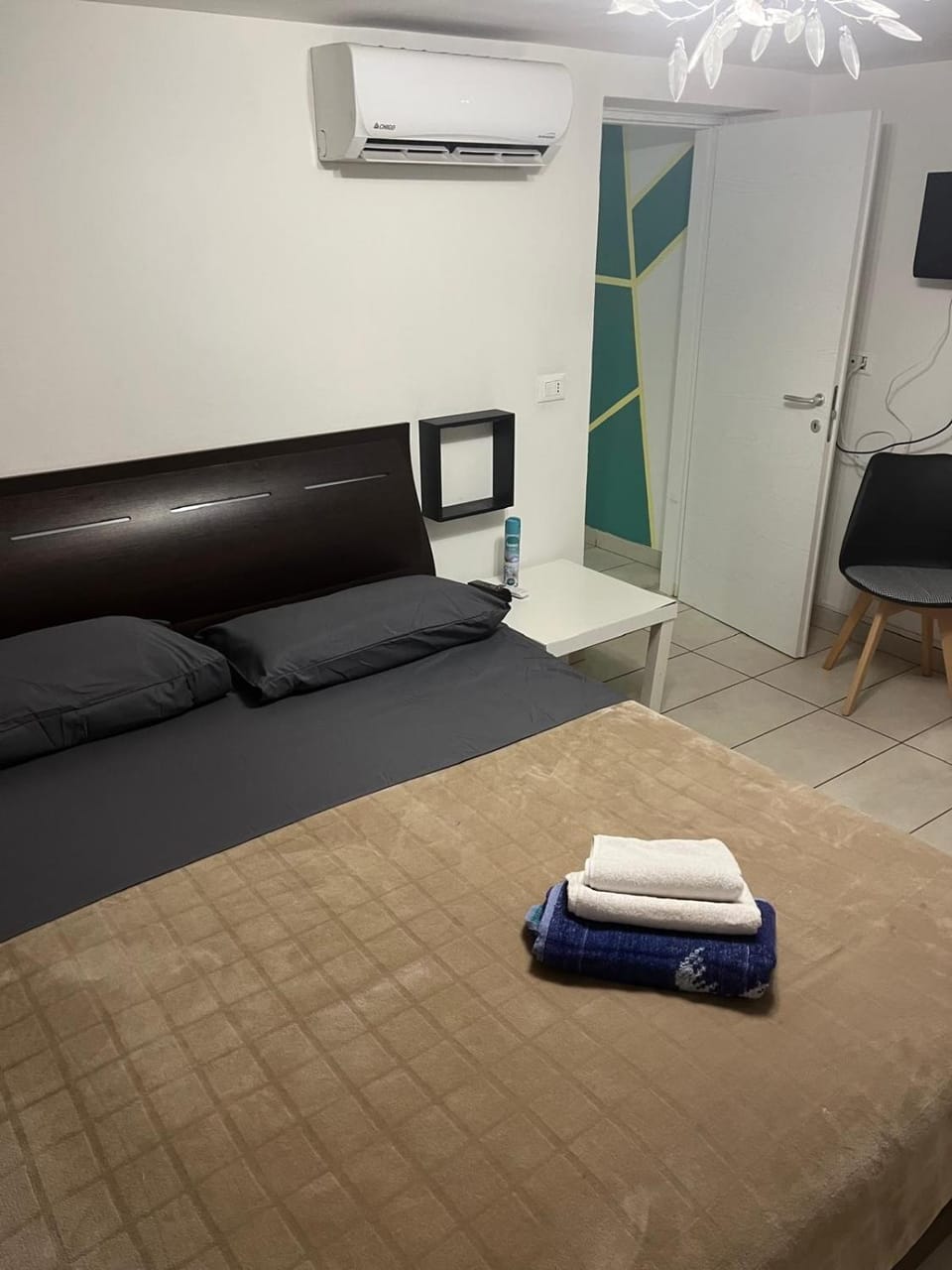 Bed, TV and multimedia, Living room, Photo of the whole room, Bedroom, towels, air conditioner
