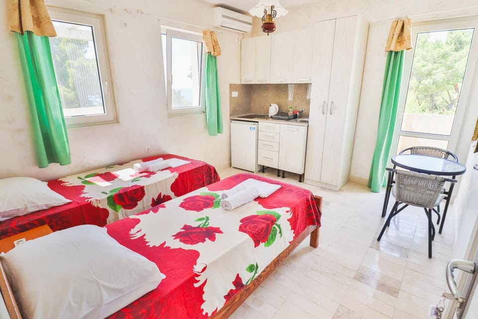 Bed, Kitchen or kitchenette, Photo of the whole room, kitchen