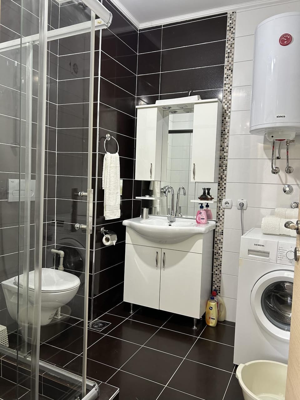 Shower, Toilet, Bathroom, towels, washing machine