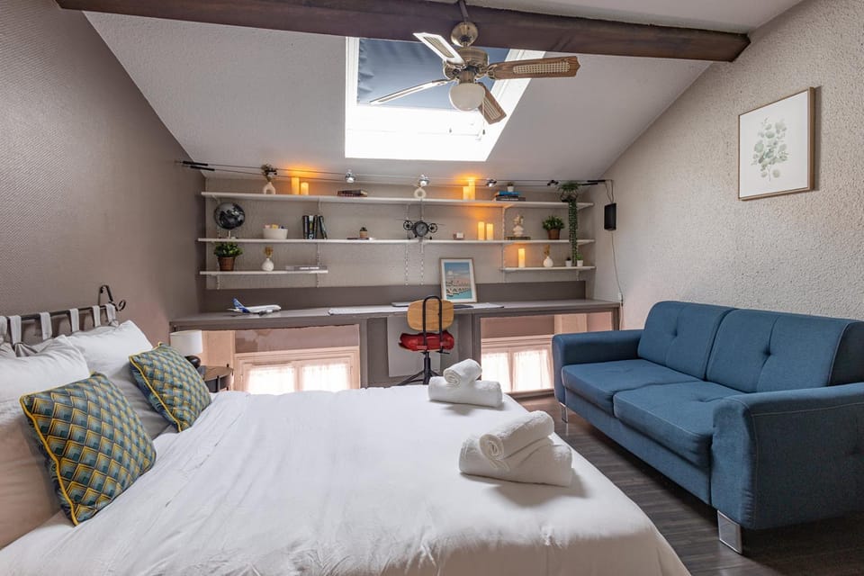 Bed, Photo of the whole room, Decorative detail, Seating area