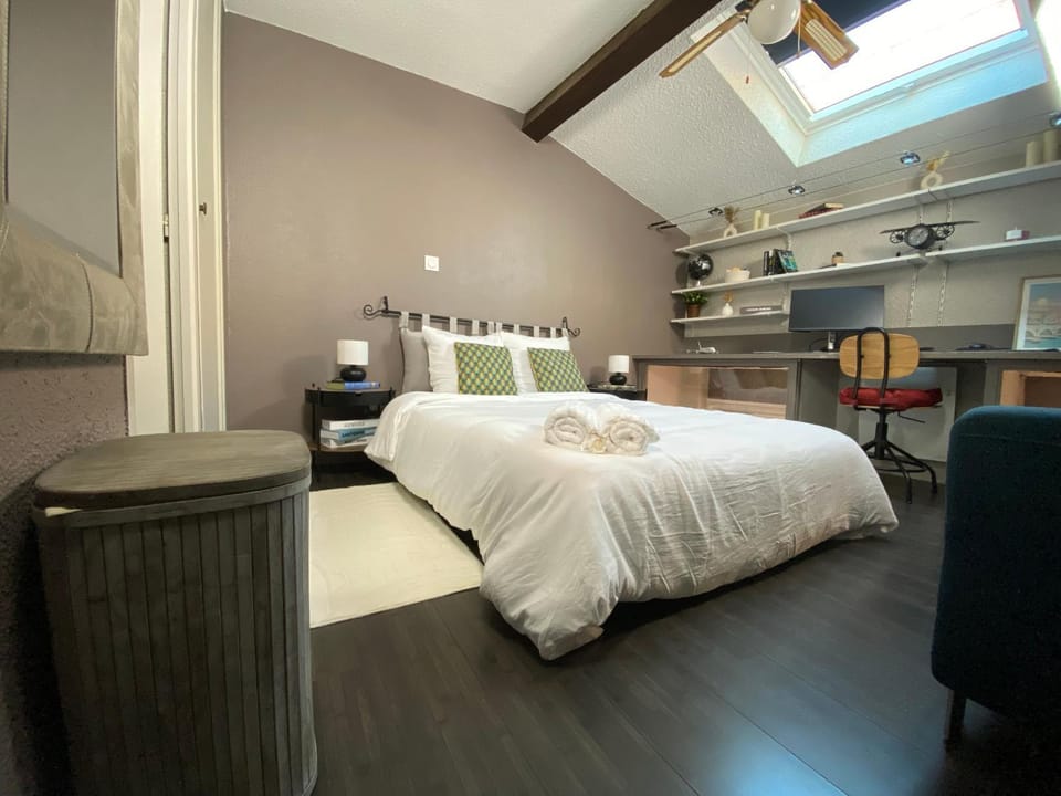 Bed, Photo of the whole room, Bedroom