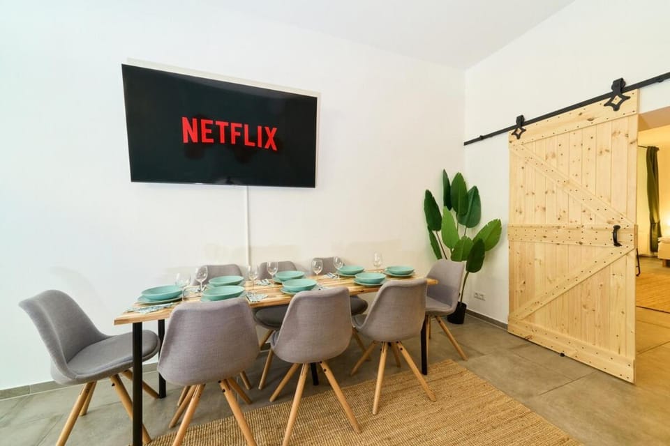 TV and multimedia, Living room, Seating area, Dining area