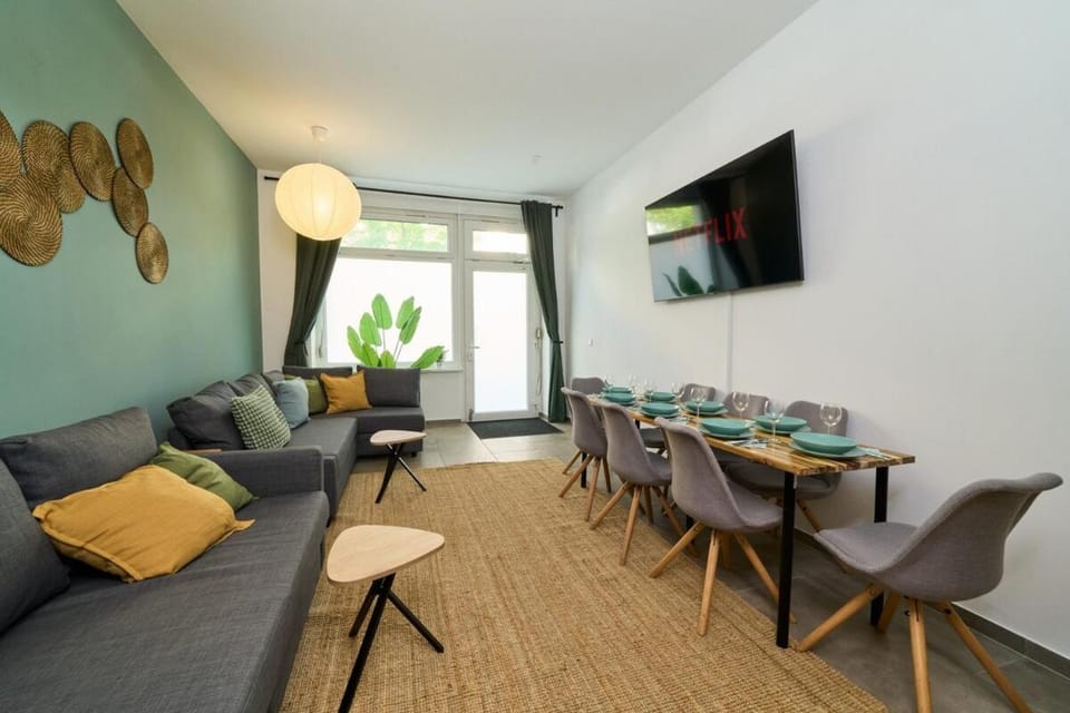 Communal lounge/ TV room, TV and multimedia, Living room, Seating area, Dining area