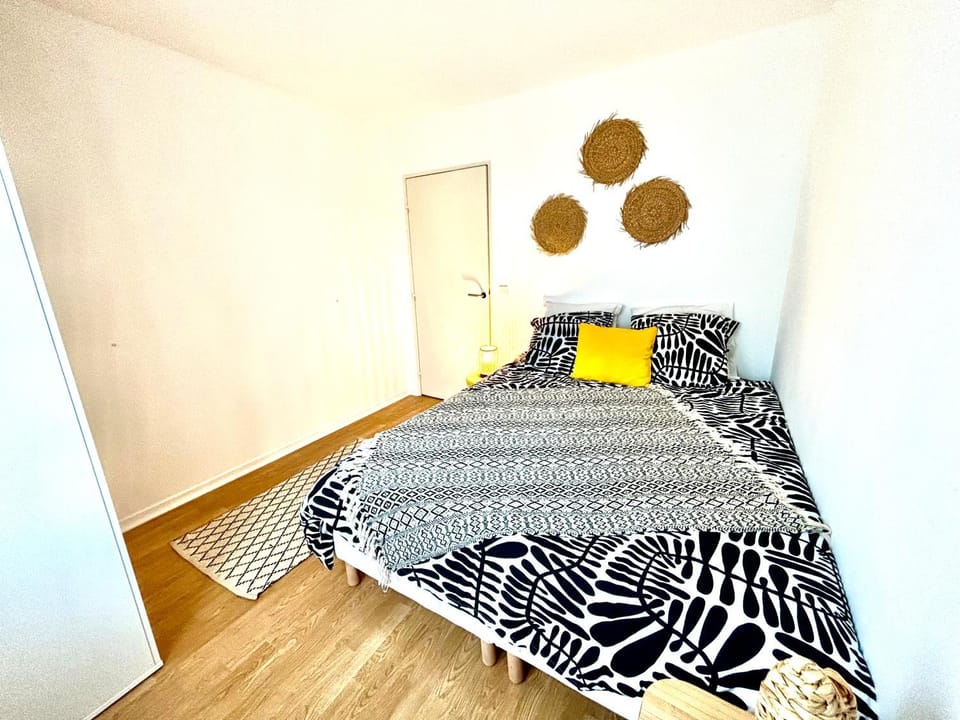 Photo of the whole room, Bedroom