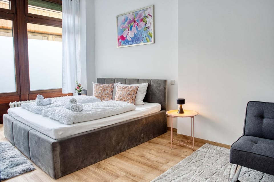 Bedroom, towels