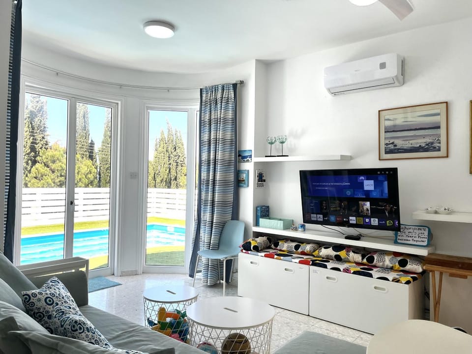 Communal lounge/ TV room, Living room