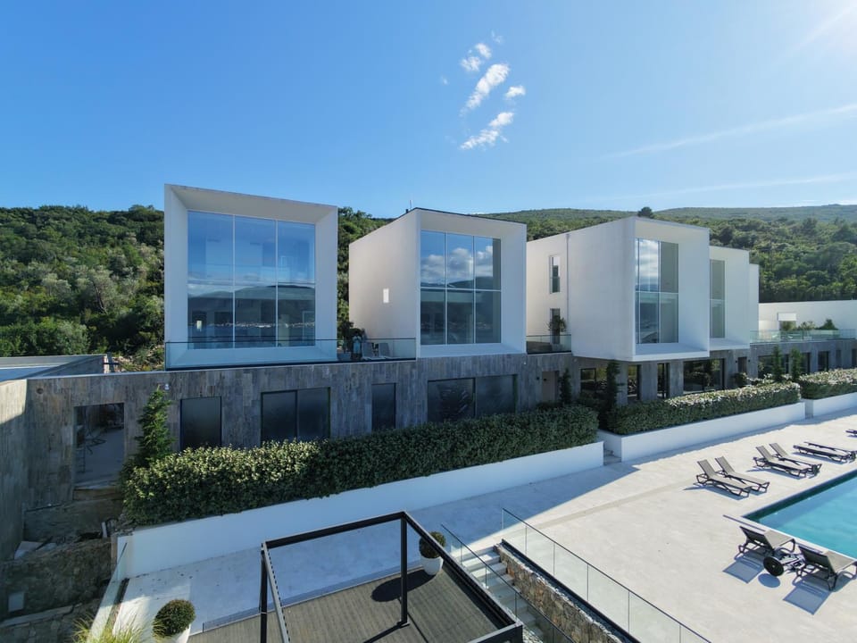 Property building, Balcony/Terrace, Swimming pool