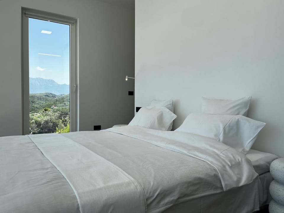 Bed, Natural landscape, Photo of the whole room, Bedroom