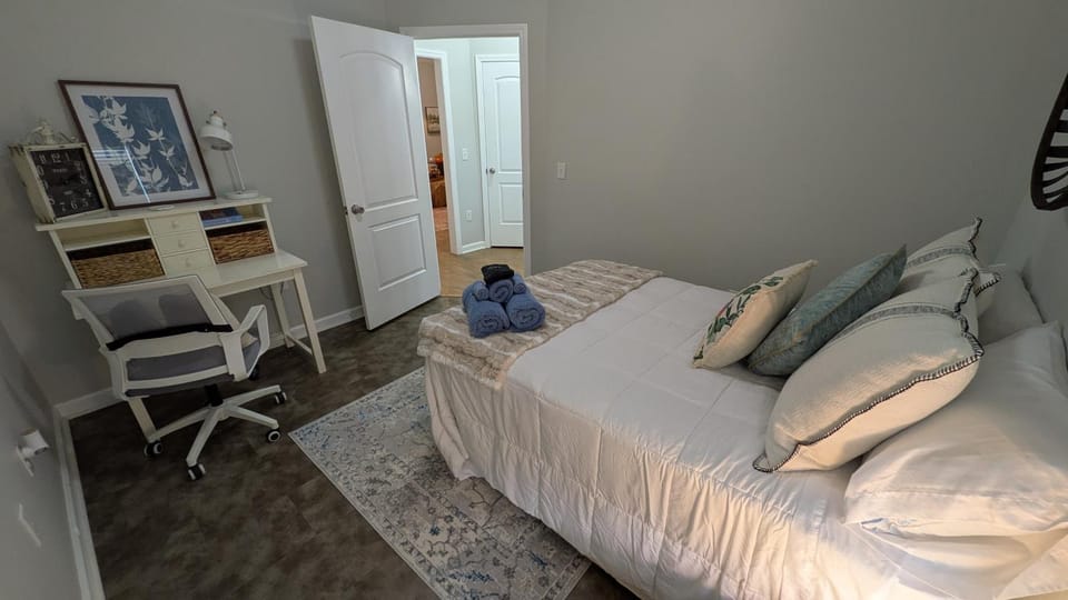 Bed, Bedroom, towels
