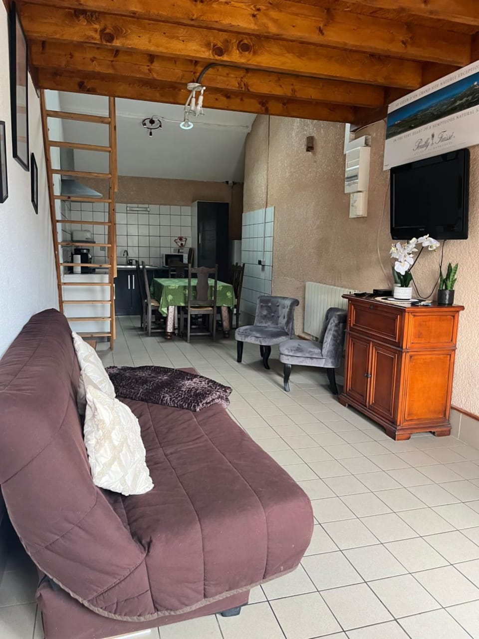 Kitchen or kitchenette, Living room