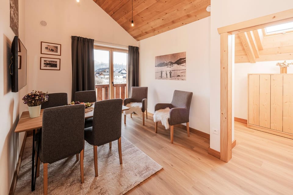 Kitchen or kitchenette, Seating area