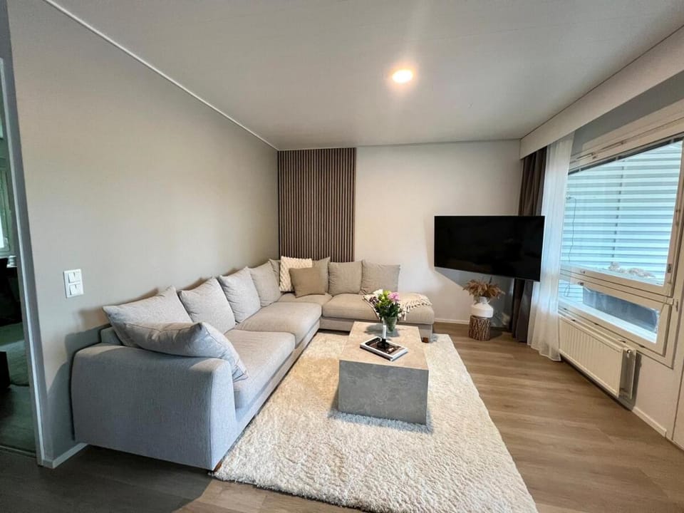 Bed, TV and multimedia, Living room, Seating area, Evening entertainment, Bedroom