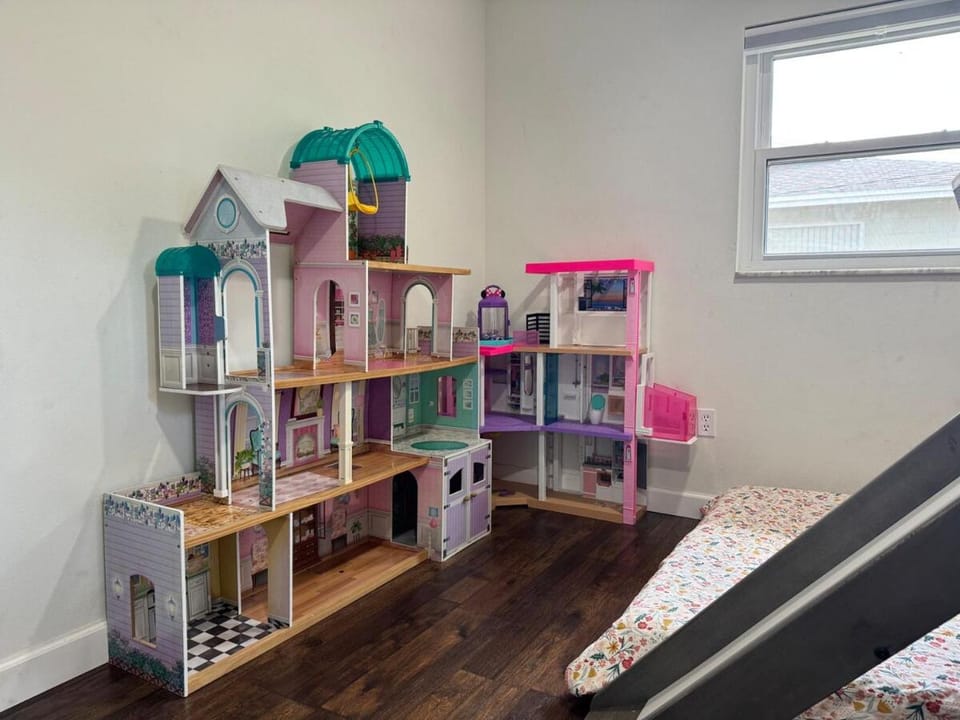 Family Fun 3-bedroom house with gym, games, toys, outdoor hangout and coffee Villa in Casselberry