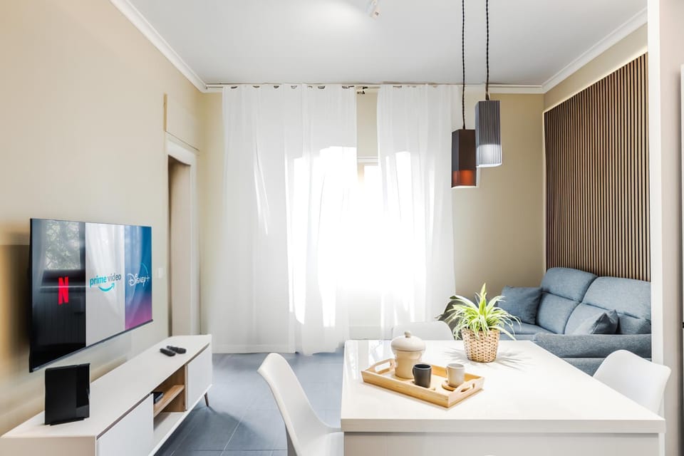 Communal lounge/ TV room, TV and multimedia, Living room, Seating area, Evening entertainment