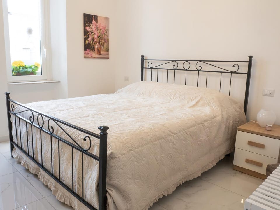 Bed, Photo of the whole room, Bedroom, air conditioner
