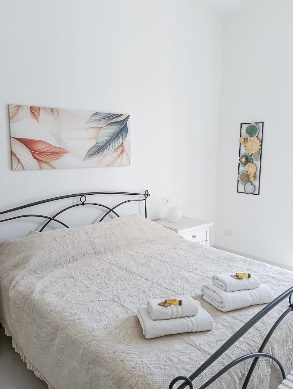 Bed, Photo of the whole room, Bedroom, towels, air conditioner