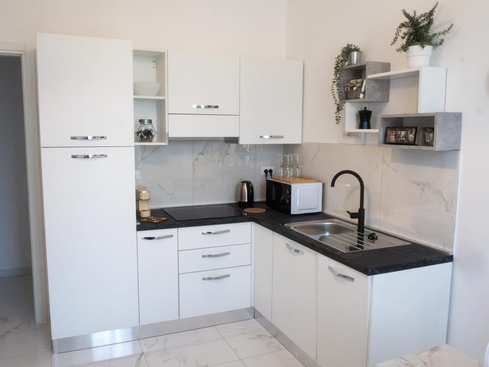Coffee/tea facilities, Kitchen or kitchenette, dishwasher, microwave, stove, air conditioner