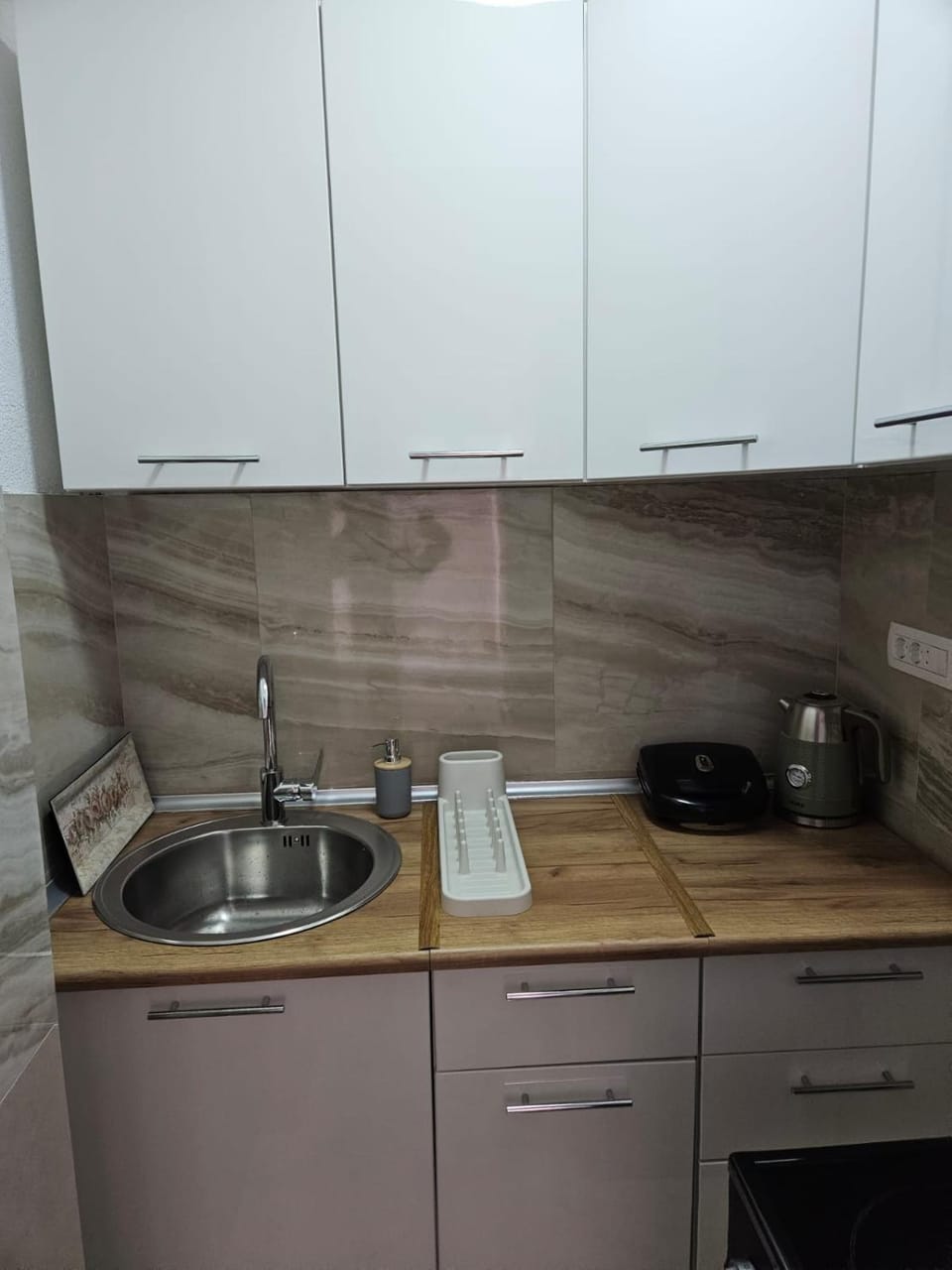 Coffee/tea facilities, Kitchen or kitchenette, stove, toaster