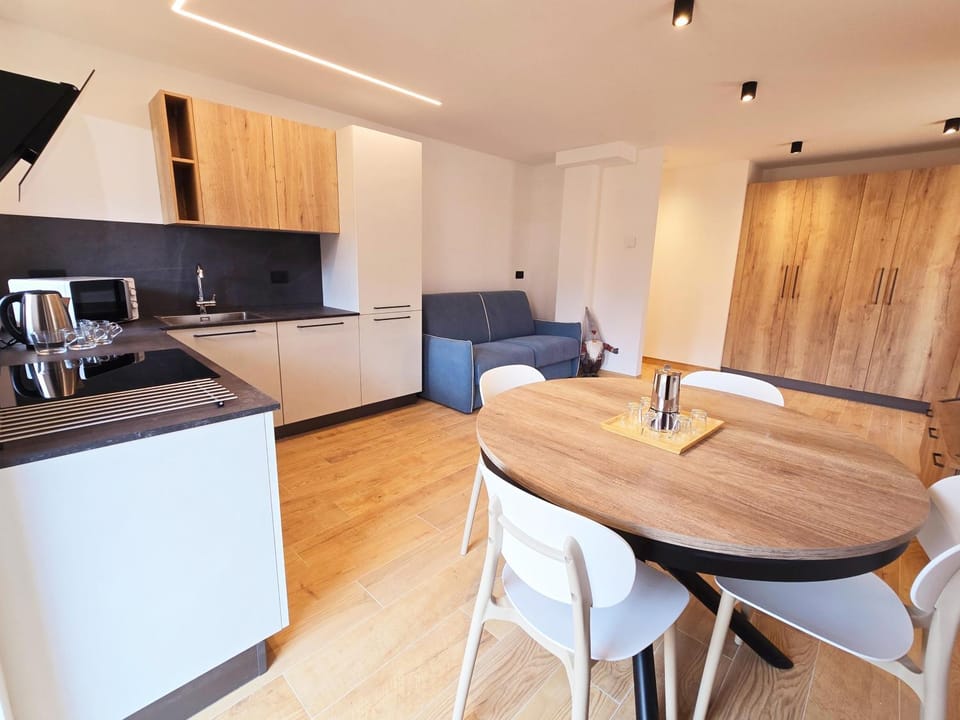 Kitchen or kitchenette, Dining area