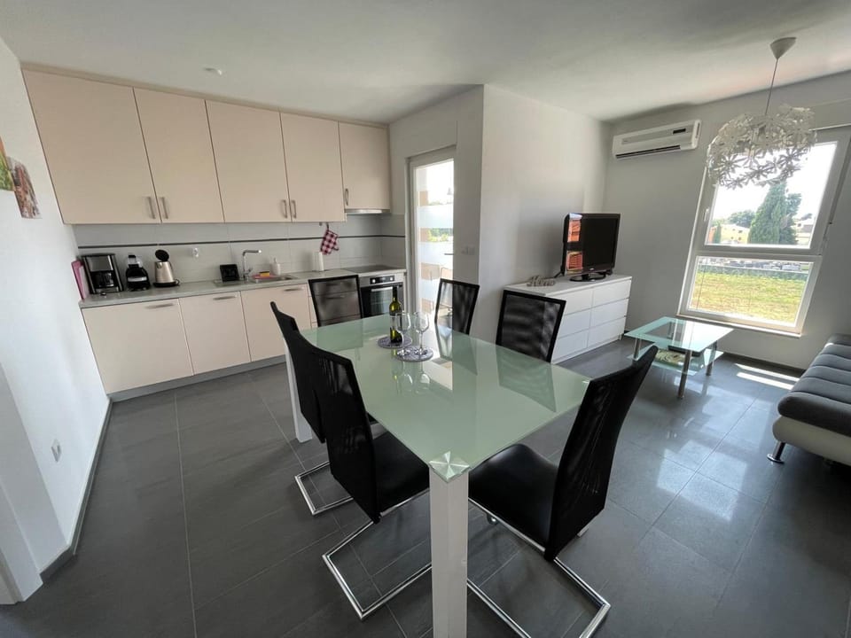 Kitchen or kitchenette, Dining area, oven, stove