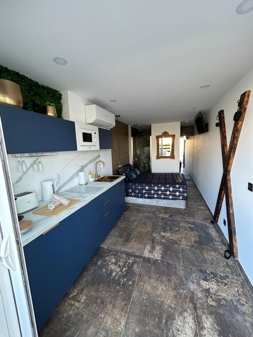 Kitchen or kitchenette, oven
