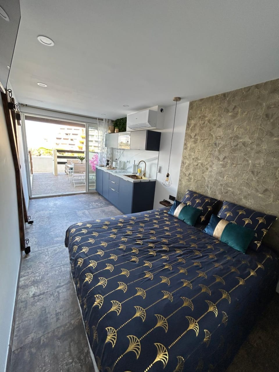 Bed, TV and multimedia, Kitchen or kitchenette, Photo of the whole room, Bedroom