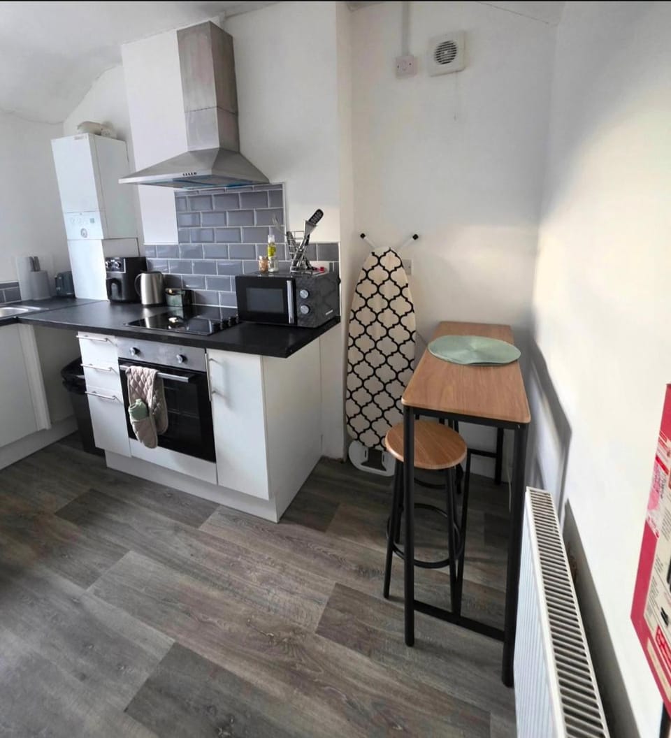 Sleepy Snug Apartment in Swansea