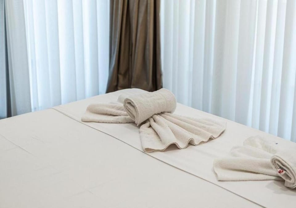 Bed, Photo of the whole room, Bedroom, towels