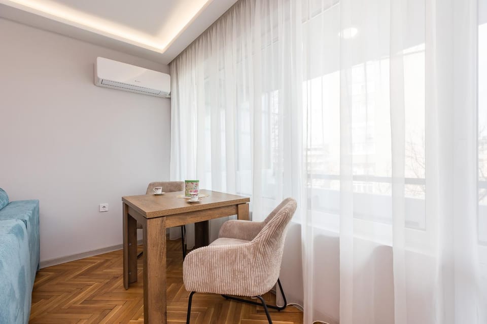 Living room, Seating area, Dining area, air conditioner