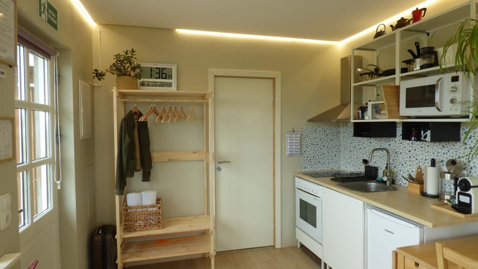 Coffee/tea facilities, Kitchen or kitchenette, stove, wardrobe