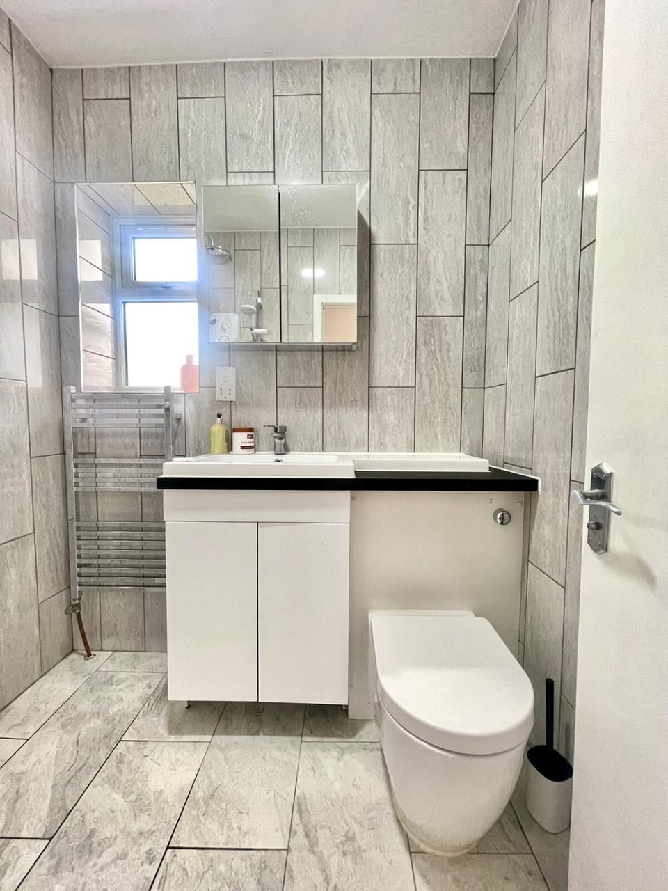 Bright 1 bedroom guest house Apartment in Croydon