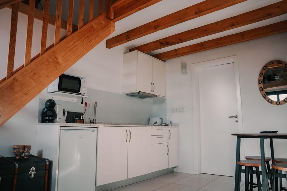 Kitchen or kitchenette, Dining area, stove