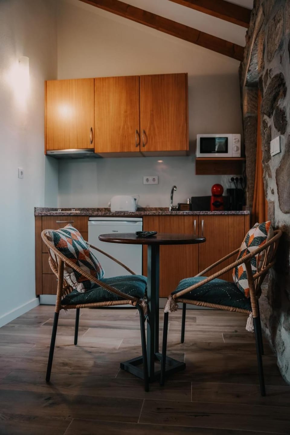Kitchen or kitchenette, Dining area, stove