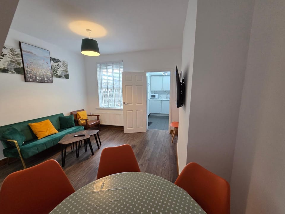 Fantastic 3-Bedroom House in Crawley - 10 mins from Gatwick Apartment in Crawley