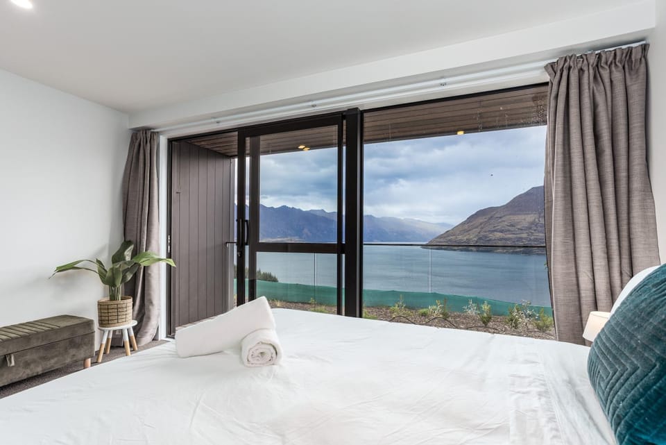 Bed, Bedroom, Lake view