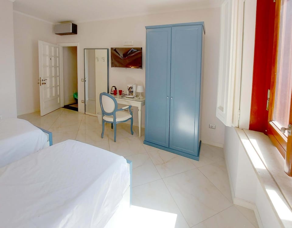 Photo of the whole room, Bedroom, wardrobe, air conditioner
