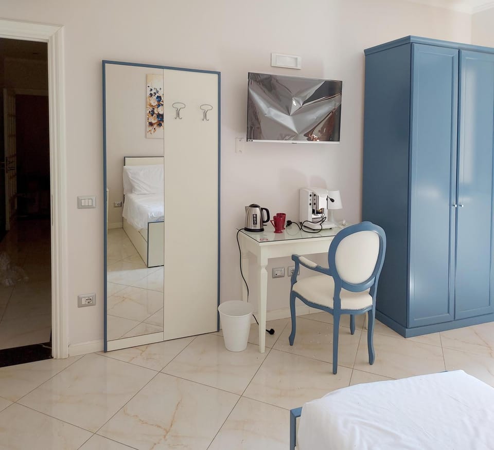 Coffee/tea facilities, Photo of the whole room, wardrobe