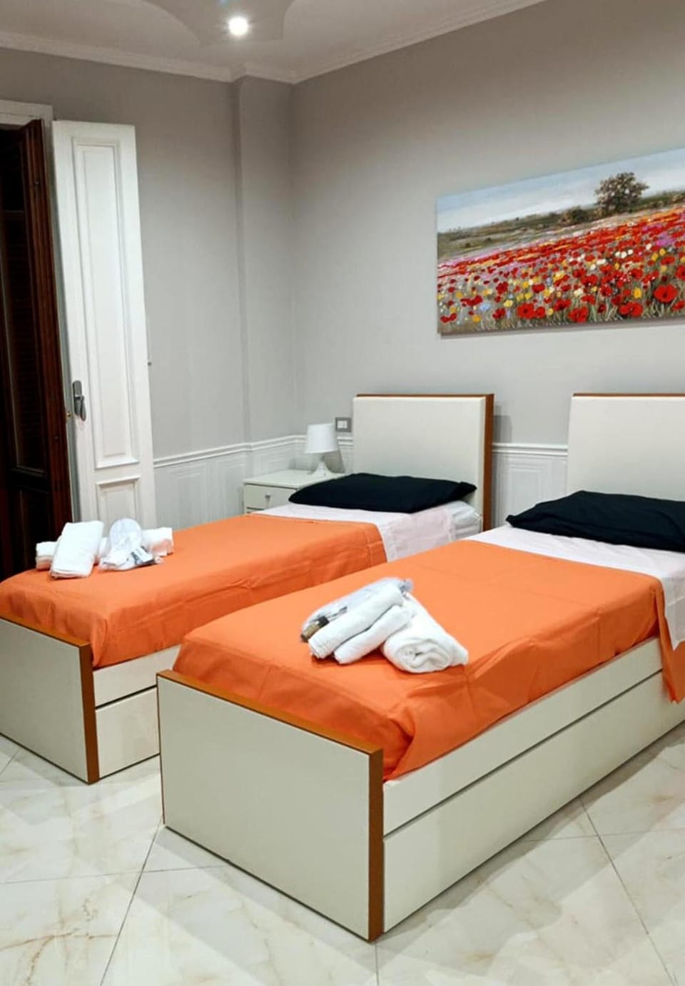 Bed, towels