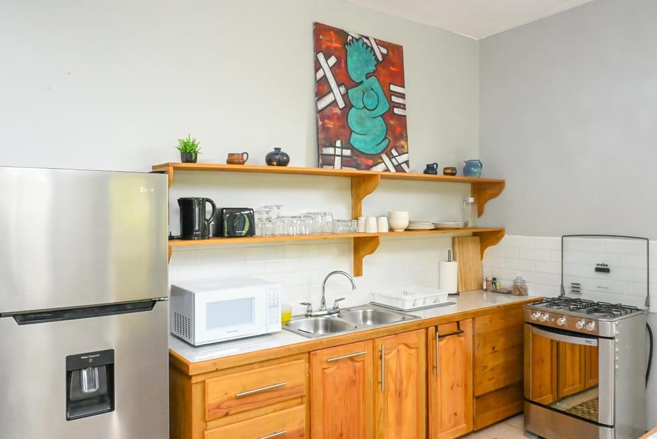 Coffee/tea facilities, Kitchen or kitchenette, oven, stove