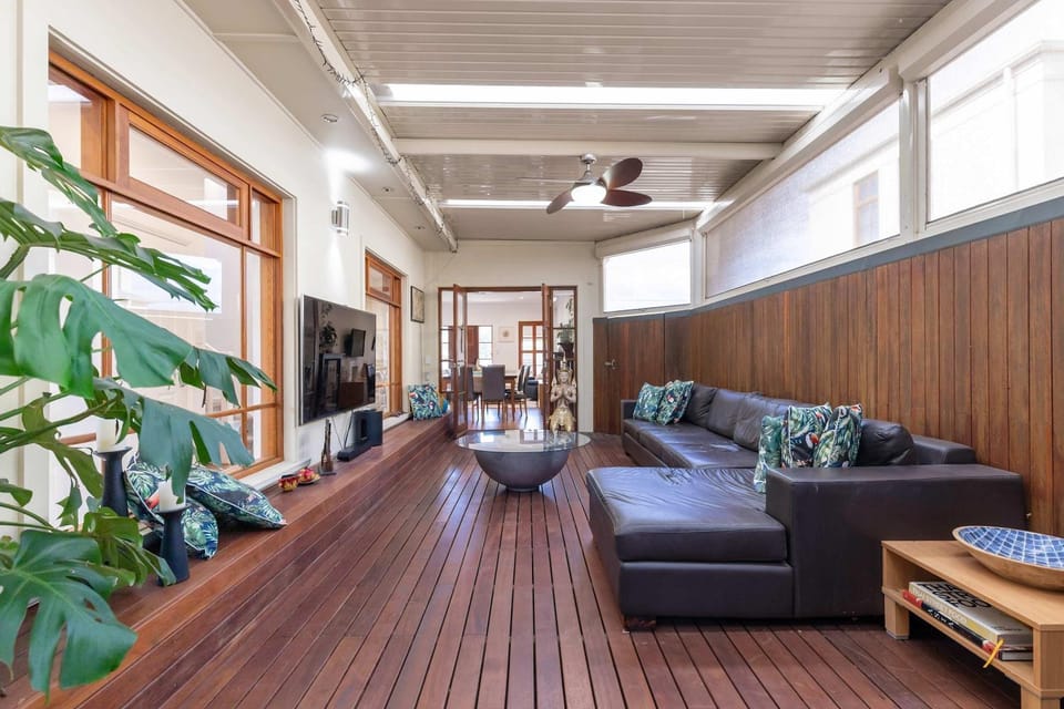 Beach & Bay - Modern Family Stay Glenelg North House in Adelaide