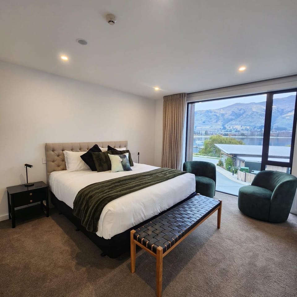 Lakeside central 3 bdrm Luxury! Apartment in Wanaka