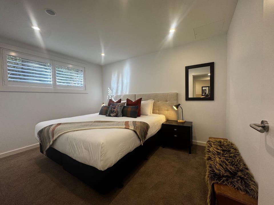 Lakeside central 3 bdrm Luxury! Apartment in Wanaka