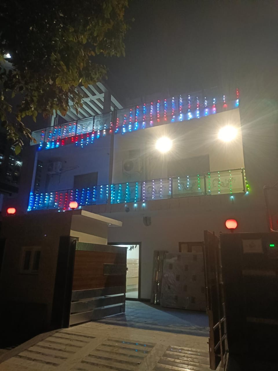 Luxurious Studio Near Expo Mart Apartment in Noida