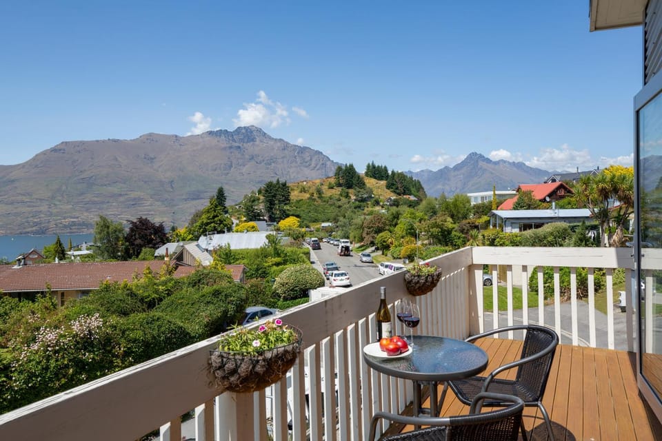 View (from property/room), Balcony/Terrace, Lake view